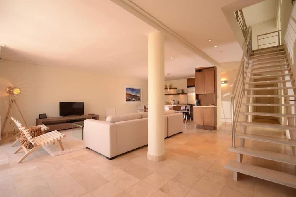 2 Bedroom Townhouse Apartment *